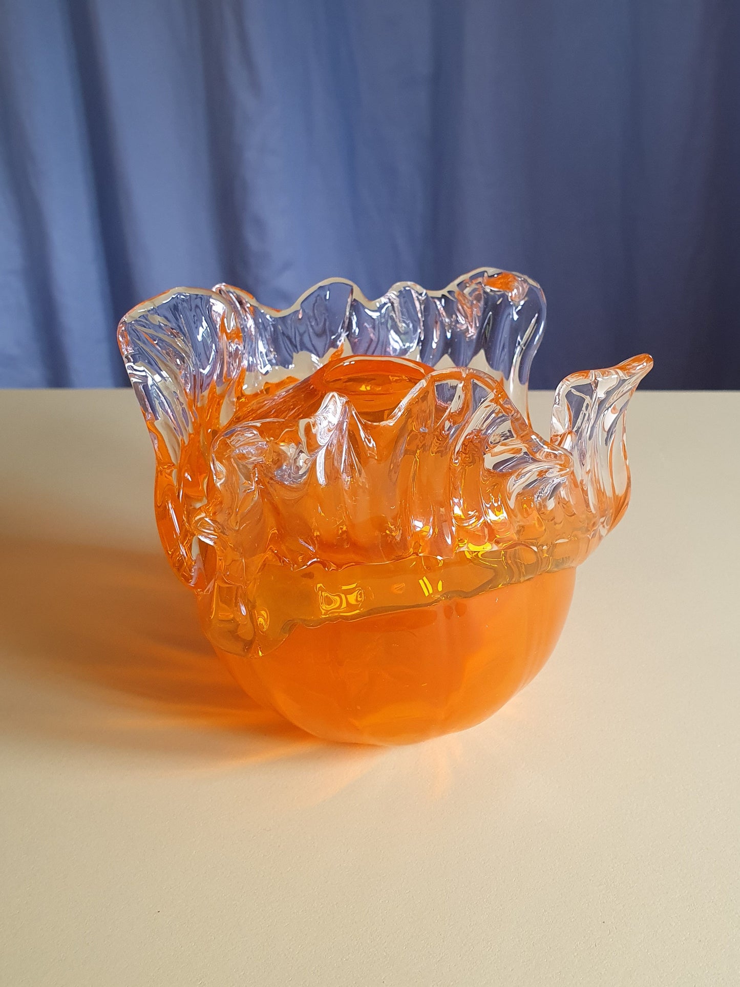 Juturnavase, transparent orange