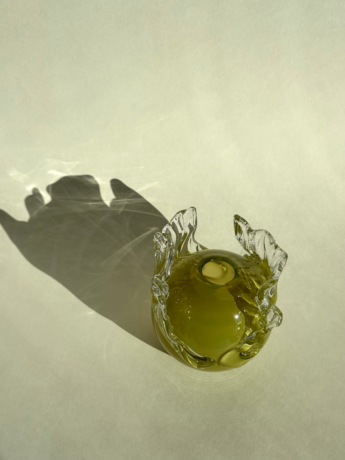 Juturnavase, olivengrøn