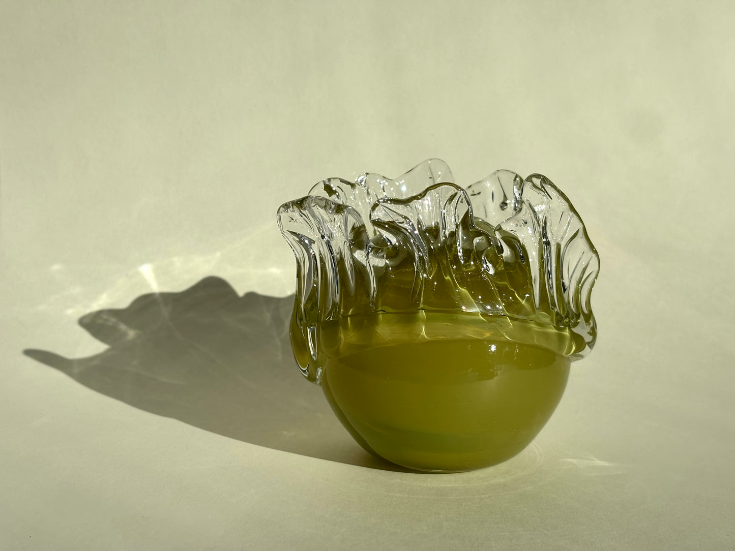 Juturnavase, olivengrøn