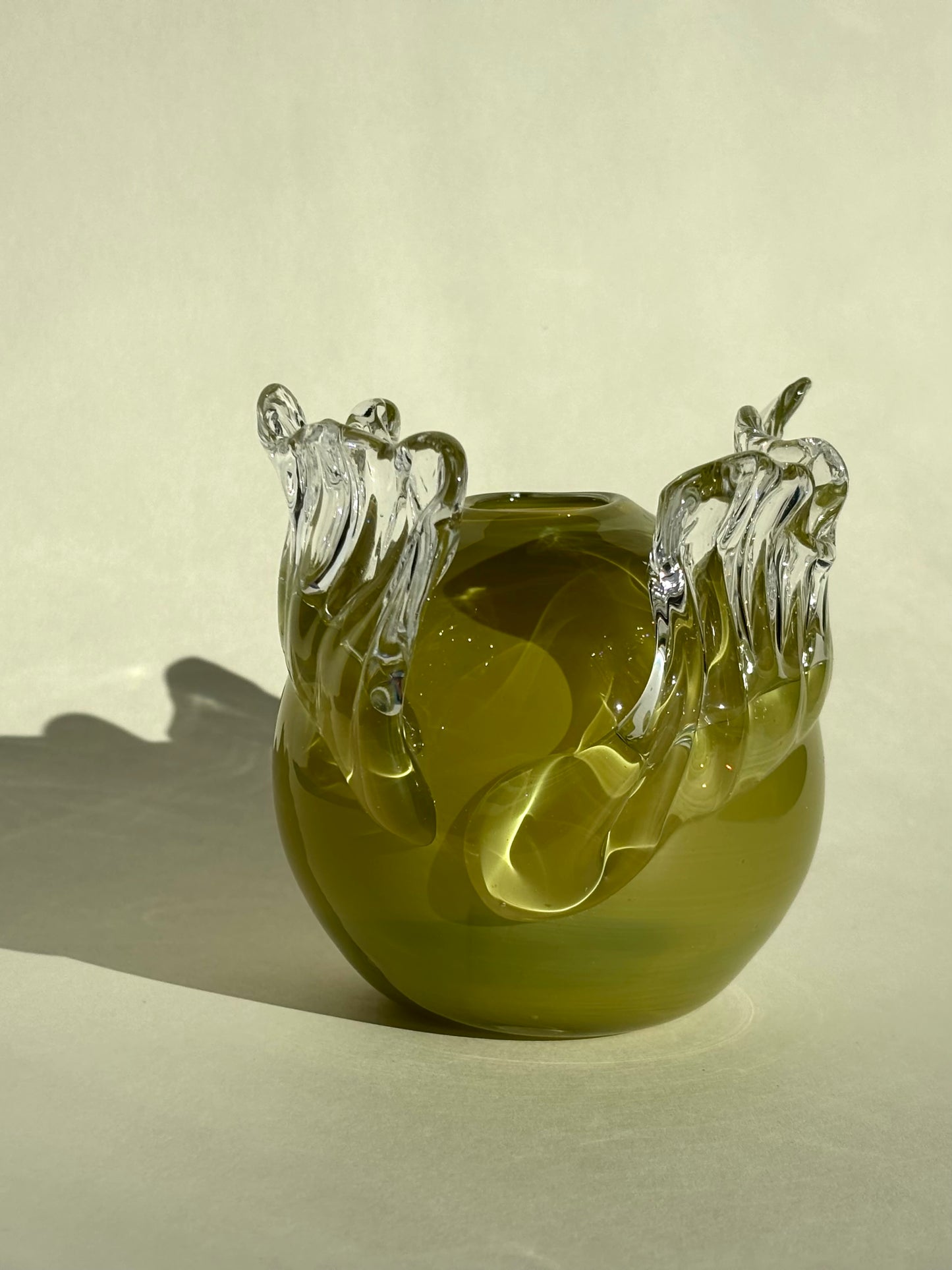 Juturnavase, olivengrøn